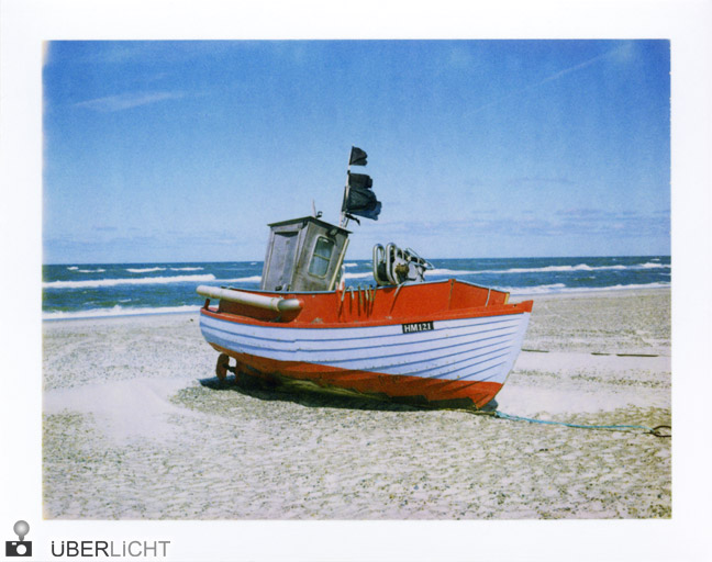 Boot am Strand Polaroid 600 SE Typ 100