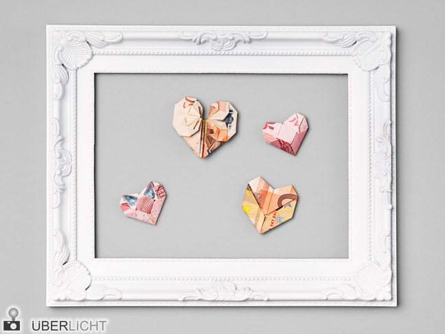 Origami-Herzen aus Euro-Banknoten im Bilderrahmen