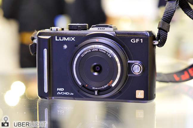 Olympus Body Cap Lens 15 mm 1:8 an einer Panasonic Lumix GF1